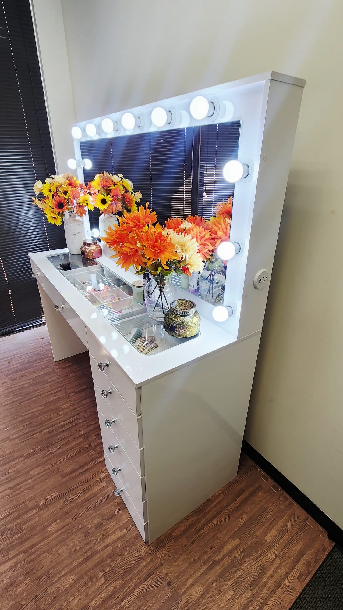 Stella the Eight Lives Vanity