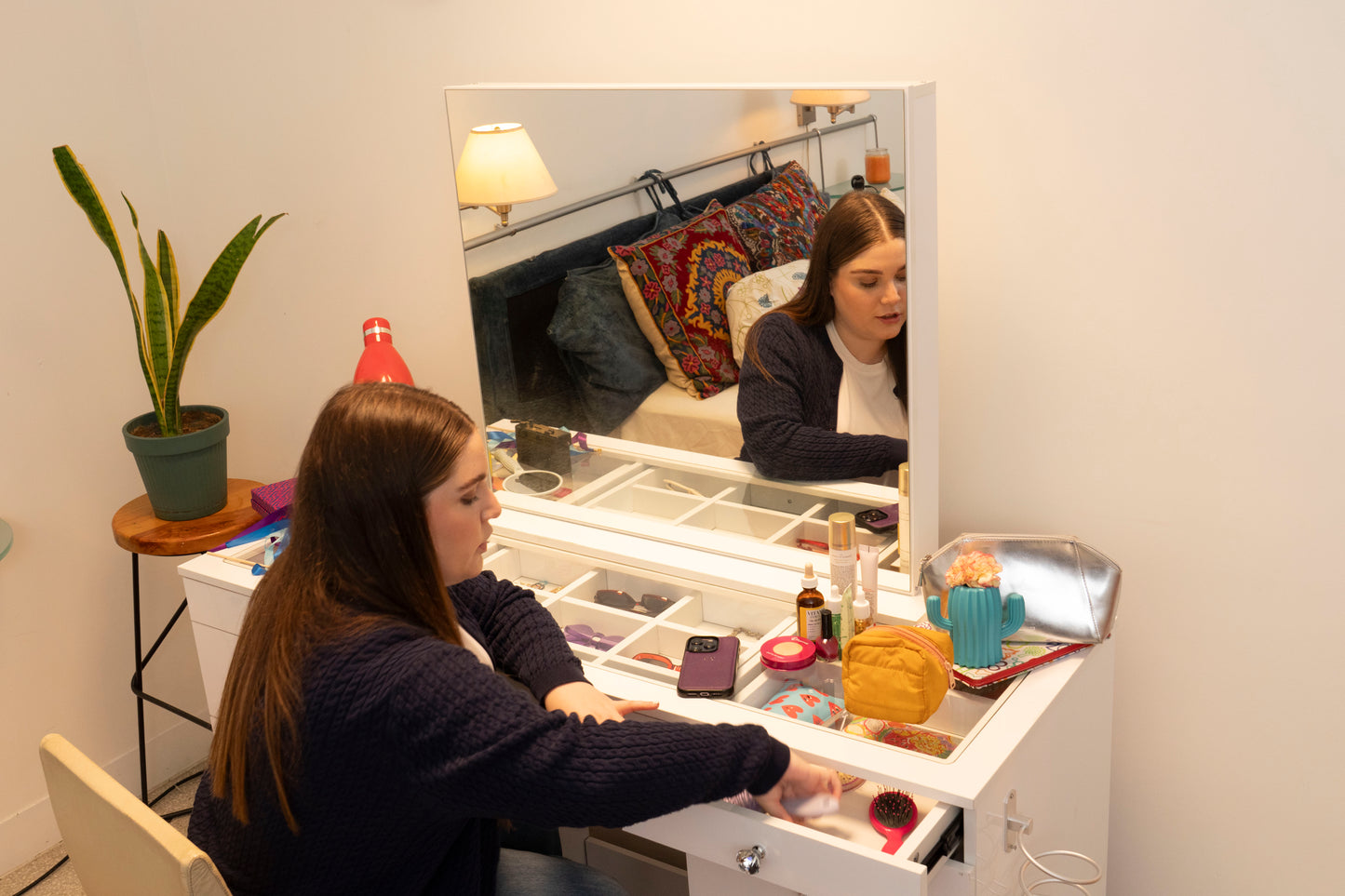Irwing Makeup Vanity: Maximum Storage, Balanced Design & Everyday Clarity