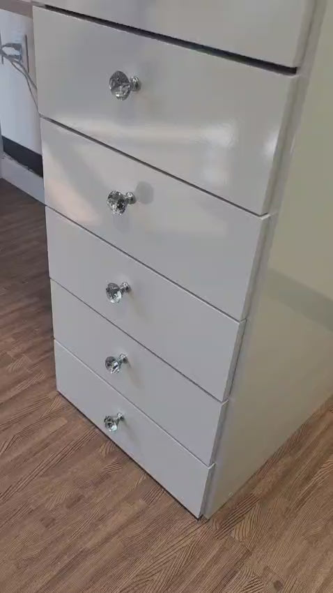 Stella the Eight Lives Vanity